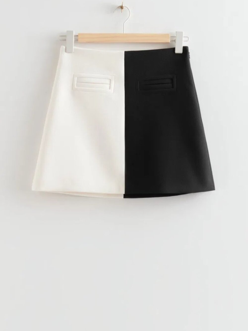 Women A-line colour block mini skirt featuring duo welt pocket. NWOT, sz L